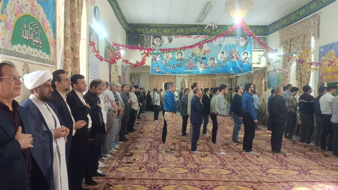 برگزاری مراسم تقدیر از کارگران نمونه شرکت قند چناران بمناسبت روز جهانی کارگر